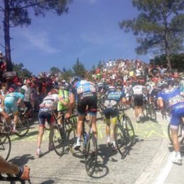 Los ciclistas echan pie a tierra en las rampas de Ézaro durante su subida en la Vuelta 2013.