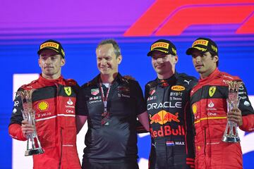 El piloto monegasco de Ferrari, Charles Leclerc, el ingeniero jefe de Red Bull Racing, Paul Monaghan, el piloto holandés de Red Bull, Max Verstappen, y el piloto español de Ferrari, Carlos Sainz Jr, posan para una foto de grupo en el podio después del Gra