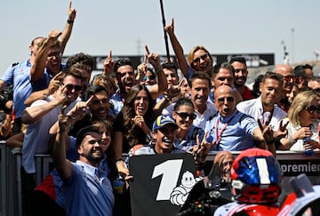 Marc Márquez celebra la victoria en el GP de Aragón con su equipo.