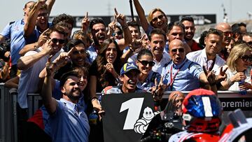 Márquez celebró con su equipo y familia su regreso a la senda de la victoria.