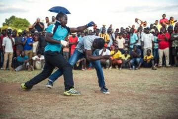 Estos combates tradicionales se conocen como  'Musangwe'. Este tipo de lucha se ha practicado desde hace más de un siglo en un campo abierto justo después de Navidad, cuando toda la tribu esta de vacaciones en la zona rural del norte de Sudáfrica. Hay tres niveles de combatientes. Los muchachos, llamados 'mambibi', anima a jugar lucha por sus padres. Luego están los combatientes adolescentes, el 'Rovhasize'. Pero son a los luchadores de alto nivel a los que todo el mundo viene a ver. No están permitidos los guantes y las peleas se terminan cuando uno de los 2 boxeadores cae.