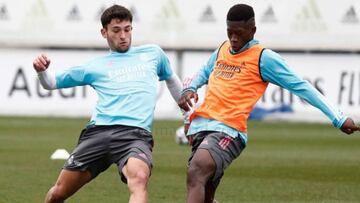 Diby Keita, a la derecha, pugna por el balón en un entrenamiento.