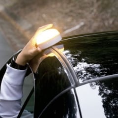 Luz V16 de la DGT: ¿cuándo entra en vigor y cómo saber si la que tengo está homologada?