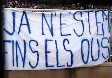 Una de las elocuentes pancartas en la despedida de Montjuïc.