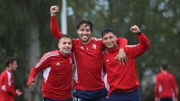 Juan Cruz, durante un entrenamiento, junto a Rub¨¦n Pe?a y Chimy ?vila.