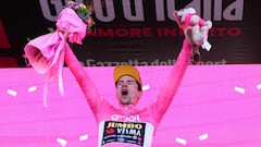 Primoz Roglic celebra su conquista del Giro de Italia con la maglia rosa.