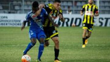 Wilker Angel pelea un bal&oacute;n con Carlos Moreno durante el partido de Copa Libertadores entre Deportivo T&aacute;chira y Emelec.