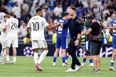 Xabi Alonso felicita Klyan Mbappé tras terminar el partido.