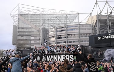 La plantilla del Newcastle United durante el desfile por la celebración de la Carabao Cup que el Newcastle United levantó tras derrotar al Liverpool en la final, 56 años desde el último título y 70 años sin trofeos nacionales.