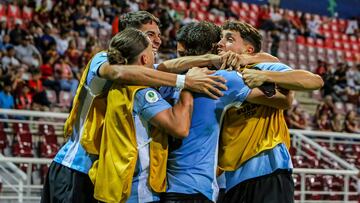 Los jugadores de Uruguay celebran uno de los goles contra Chile.