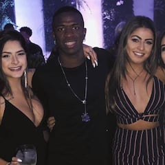 Fiestón de Vinicius antes de viajar a Madrid, en su 18º cumpleaños