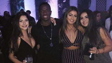 Vinicius Júnior con tres amigas en la fiesta de su 18º cumpleaños y de despedida de Brasil antes de viajar a Madrid para incorporarse al Real Madrid