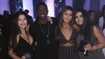 Vinicius J&uacute;nior con tres amigas en la fiesta de su 18&ordm; cumplea&ntilde;os y de despedida de Brasil antes de viajar a Madrid para incorporarse al Real Madrid