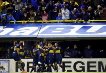 Jugadores del Boca Juniors celebran una anotación contra el River Plate.