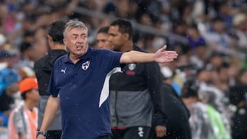 AME5591. MONTERREY (MÉXICO), 26/07/2025.- Domenec Torrent entrenador de Monterrey reacciona este sábado, durante un partido de la Liga MX entre Monterrey y Atlas en el estadio BBVA en Monterrey (México). EFE/ Miguel Sierra