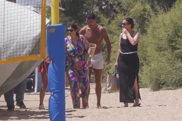 El jugador portugués lleva unos días en Grecia disfrutando de unas vacaciones de lujo junto a su familia. Se hospeda en la villa más cara del hotel Costa Navarino a razón de unos 7.974 euros por noche con todas las comodidades (servicio de mayordomo 24 horas, un equipo de fitness para entrenar, playa privada, servicio de desembalaje del equipaje...). La casa consta de 630 metros cuadrados, una espectacular piscina, un jacuzzi de mármol y un spa, entre otros lujos. 
