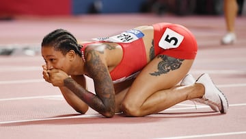 La atleta bahreiní Salwa Eid Naser celebra su victoria en la prueba de 400 metros en los Mundiales de Atletismo de Doha 2019.