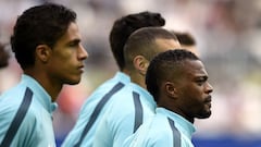 Raphael Varane y Patrice Evra calientan antes de un partido con la selecci&oacute;n francesa.