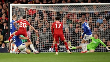 LIVERPOOL (United Kingdom), 02/04/2025.- Diogo Jota (no.20) of Liverpool scores the opening goal during the English Premier League soccer match between Liverpool and Everton in Liverpool, Great Britain, 02 April 2025. (Gran Bretaña, Reino Unido) EFE/EPA/ADAM VAUGHAN EDITORIAL USE ONLY. No use with unauthorized audio, video, data, fixture lists, club/league logos, 'live' services or NFTs. Online in-match use limited to 120 images, no video emulation. No use in betting, games or single club/league/player publications.