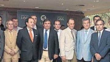 <b>REUNIÓN DE URGENCIA. </b>El máximo accionista del Betis, Manuel Ruiz de Lopera reunió anoche a sus consejeros con carácter de urgencia para mostrarles un DVD.