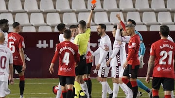 Moreno Arag&oacute;n, en el momento en que expulsa a Gorosito. 