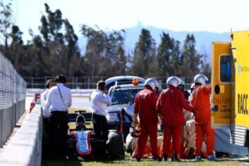 El piloto Fernando Alonso recibe atención tras un accidente durante la cuarta tanda de entrenamientos de pretemporada del Mundial de Fórmula Uno, que se realiza en el Circuito de Cataluña.