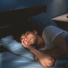 A Harvard neurologist issues a warning to those who sleep poorly: “It paves the way for disease.”