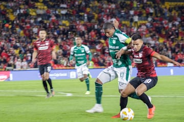 Independiente Santa Fe y Deportivo Cali jugaron en la segunda jornada del Torneo ESPN en el estadio El Campín. Se estrenaron varios de los refuerzos y el equipo bogotano consiguió la victoria 2-1.