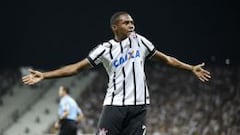 El jugador de Corinthians Elias celebra un gol ante Sao Paulo durante el partido de la Copa Libertadores en la arena Corinthians en Sao Paulo (Brasil). EFE/SEBASTI&Atilde;O MOREIRA