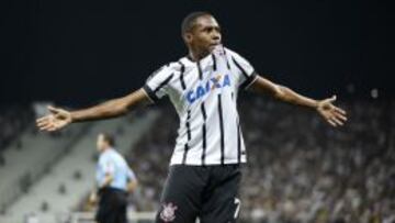 El jugador de Corinthians Elias celebra un gol ante Sao Paulo durante el partido de la Copa Libertadores en la arena Corinthians en Sao Paulo (Brasil). EFE/SEBASTI&Atilde;O MOREIRA