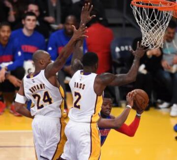 Kobe Bryant y Brandon Bass ante Reggie Jackson.