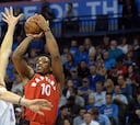 DeRozan (37) le gana el duelo de pistoleros a Westbrook (36)