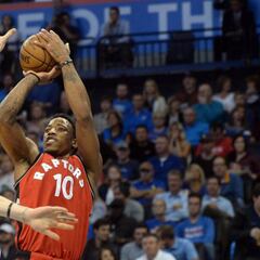 DeRozan (37) le gana el duelo de pistoleros a Westbrook (36)