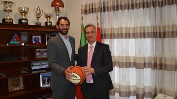 Garbajosa, con el presidente de la Vasca, Monge