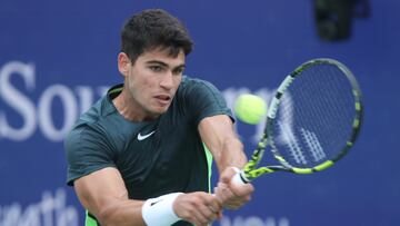 El tenista español Carlos Alcaraz devuelve una bola contra el estadounidense Tommy Paul, hoy, durante un partido del torneo Masters de Cincinnati.