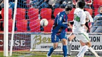 <b>TOQUE SUTIL. </b>El canario Rubén Castro volvió a marcar para el Huesca. Suyo fue el segundo gol a pase de Roberto.