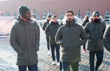 Los jugadores, muy abrigados, se dejaron ver por el centro de Moscú antes del entrenamiento de esta tarde. Mañana, ante el Spartak.