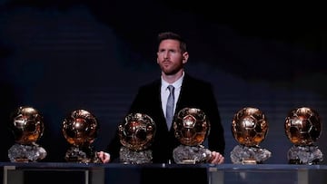 Messi posa con los seis Balones de Oro. 