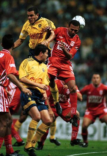 En la Copa Libertadores del 2000 se enfrentaron en octavos de final el América de Cali y el América de México. La vuelta fue en Colombia con una soberbia actuación de Cuauhtémoc Blanco para que las Águilas avanzaran a la siguiente ronda.