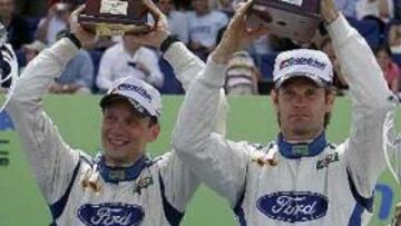 <b>RALLY ACRÓPOLIS. </b>Marcus Gronholm y su copiloto Timo Rautiainen con el trofeo de vencedores en Grecia.