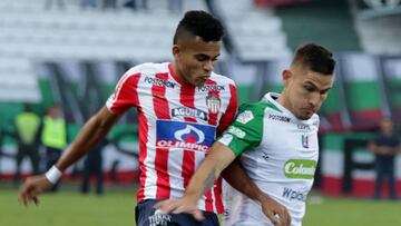 Luis D&iacute;az ante la marca de un rival en el partido entre Once Caldas y Junior por Liga &Aacute;guila.