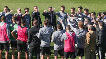 Plantilla del C&aacute;diz brinda por el ascenso. Muchas cosas van a cambiar...