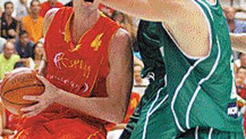 <b>ACORRALADO.</B> La defensa lituana redujo la aportación de Gasol.