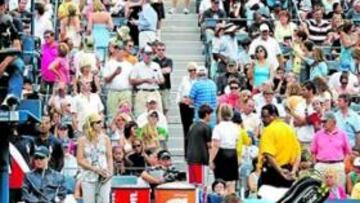 <b>TENSIÓN. </b>Al la izquierda, Nicolás Almagro recibiendo atenciones en la espalda. En el centro, el juez español Albert Molina. A la derecha, Nadal siendo tratado de los abdominales.