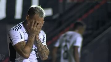 Vargas recibió la pelota en plena área chica... y pasó esto: ¡lo quieren fuera del club!