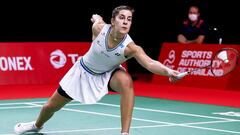 Carolina Mar&iacute;n devuelve el volante durante su partido ante Evgeniya Kosetskaya en las World Tour Finals de Bangkok.