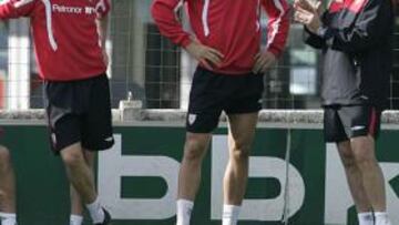 Joaquín Caprrós charla con los jugadores del Athetic durante el último entrenamiento en Lezama.