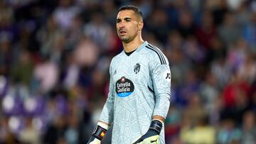 Portero de contrastada experiencia. El palentino comenzó su carrera en el Valladolid, equipo en el que parecía que cerraría el círculo tras haber jugado en el Atlético de Madrid, Málaga y Villarreal. Sin embargo, se encontró con el despido en el club de sus amores. A sus 34 años manifiesta estar preparado para un nuevo reto. Su fortaleza física y mental le han hecho recuperarse de cuatro roturas de ligamento cruzado.