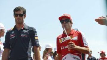 Fernando Alonso camina junto a Webber antes de la carrera.