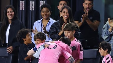 FORT LAUDERDALE, FLORIDA - APRIL 09: Lionel Messi #10 of Inter Miami CF celebrates with his children after scoring the team's third goal during the CONCACAF Champions Cup 2025 Quarter-final second leg match between Inter Miami CF and Los Angeles Football Club at Chase Stadium on April 09, 2025 in Fort Lauderdale, Florida. Megan Briggs/Getty Images/AFP (Photo by Megan Briggs / GETTY IMAGES NORTH AMERICA / Getty Images via AFP)